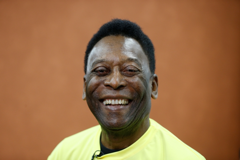 Olympijský oheň by měl večer v Riu de Janeiro zapálit podle všeho legendární fotbalista Pelé, jenže o všem rozhodne jeho zdravotní stav. Olympijský oheň by měl večer v Riu de Janeiro zapálit podle všeho legendární fotbalista Pelé, jenže o všem rozhodne jeho zdravotní stav.