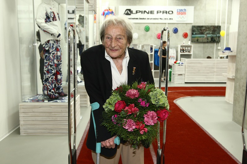 Legendární oštěpařská zlatá medailistka Dana Zátopková nemohla chybět na představení olympijské kolekce pro Rio.