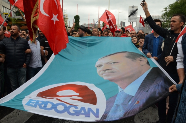 Rakouská podpora Erdoganovi. Pochod příznivců tureckého prezidenta ve Vídni. Rakouská podpora Erdoganovi. Pochod příznivců tureckého prezidenta ve Vídni.