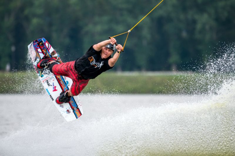 Wakeboarding kombinuje vodní lyžování a techniku surfingu. Wakeboarding kombinuje vodní lyžování a techniku surfingu.