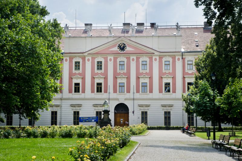 Budova bývalé Invalidovny v pražském Karlíně, na jejíž prodej Majetkový úřad vyhlásil výběrové řízení.