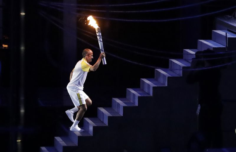 Olympijská pochodeň se blíží ke svému cíli.