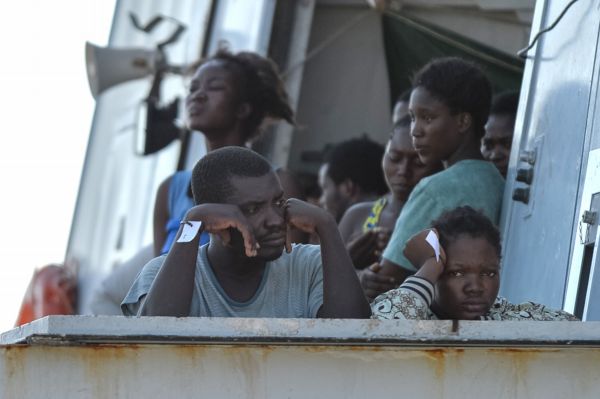Migranti obeplavali vodami Středozemního moře hraniční kontroly.