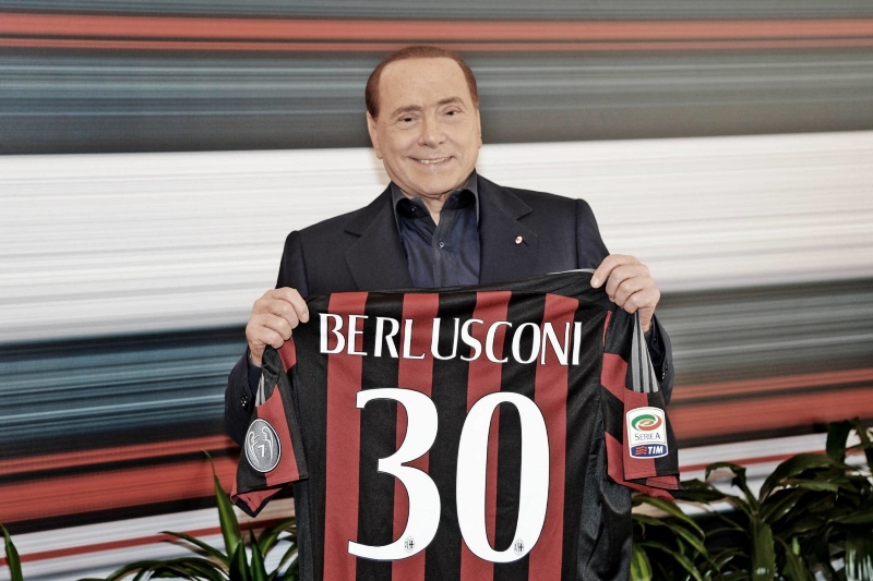 Mediální magnát Silvio Berlusconi po třiceti letech prodal akcie v AC Milán.