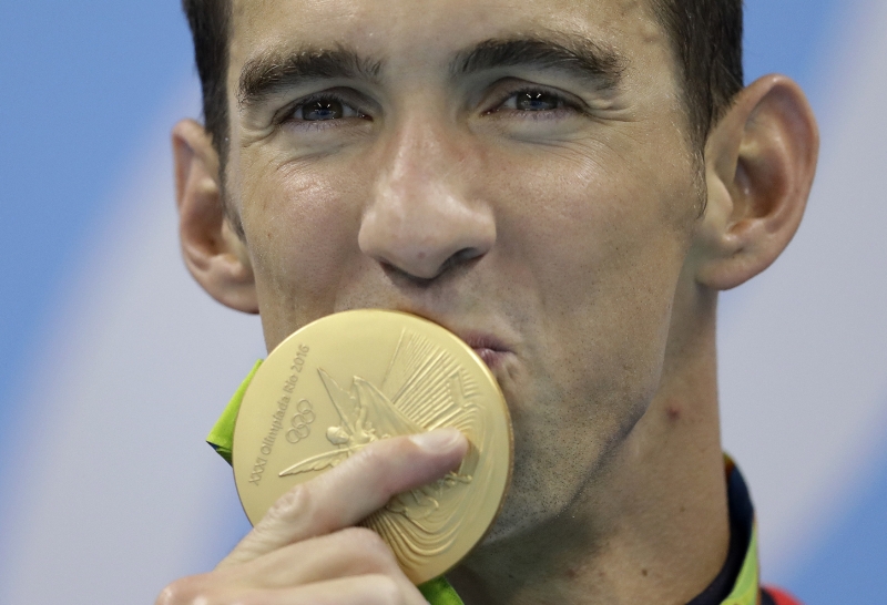 Americký plavec Michael Phelps při prvním vystoupení v Riu de Janeiro rozšířil triumfem ve štafetě na 4x100 m volný způsob rekordní sbírku olympijských úspěchů na 19 zlatých medailí a celkově 23 cenných kovů. V