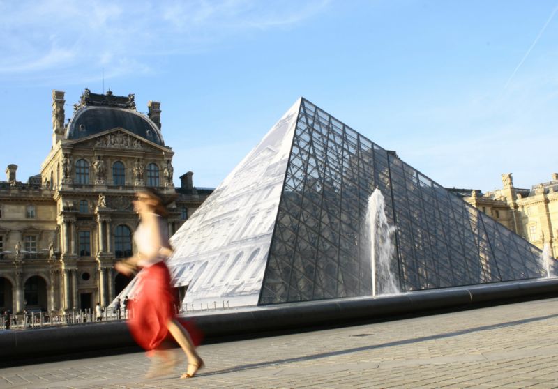 Známé pařížské muzeum Louvre.