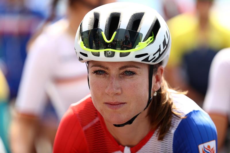 Nizozemská cyklistka Annemiek van Vleutenová má po děsivě vyhlížejícím pádu v závěru nedělního olympijského závodu s hromadným startem těžký otřes mozku a tři praskliny obratle.
