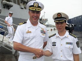 Velitel USS Benfold Justin L. Harts (vlevo) s čínským důstojníkem Liu Huiminem.