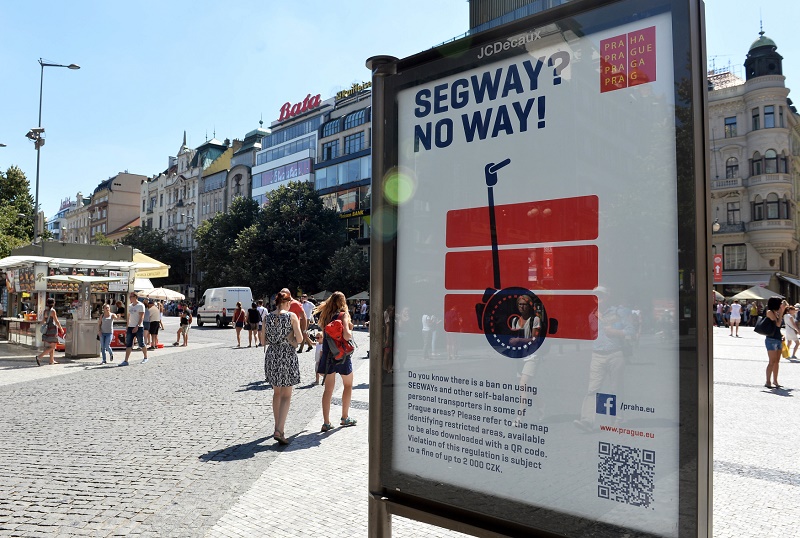 Plakáty upozorňující na segwaye. 