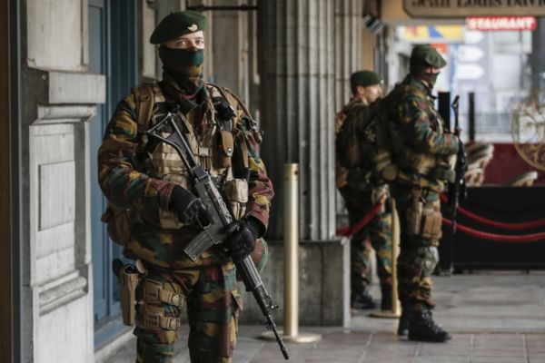 Belgické a francouzské ulice po útocích zaplavili vojáci pro zajištění bezpečnosti.