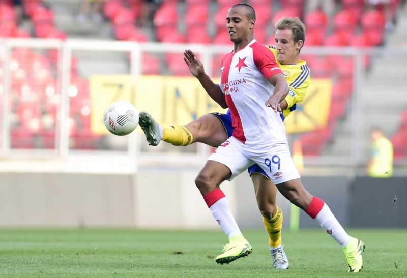 Útočník Slavie Gino van Kessel v zápase se Zlínem.
