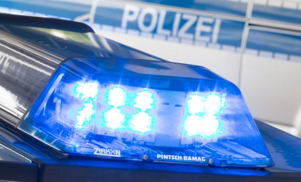 Útočníka zatím policie hledá.