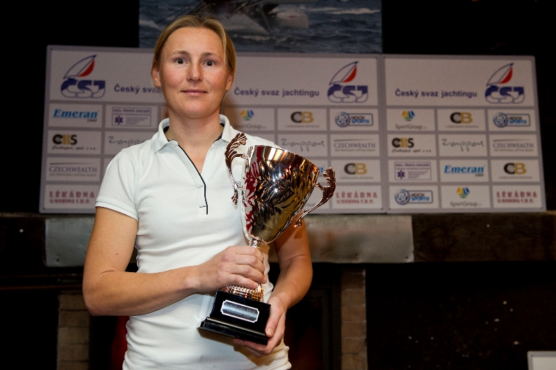 Jachtařka Veronika Kozelská Fenclová si v olympijské regatě v Riu de Janeiro polepšila po diskvalifikaci soupeřky z průběžně devátého místa na sedmé. 