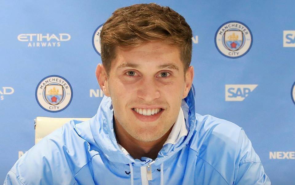 Anglický stoper John Stones přestoupil z Evertonu do Manchesteru City, kde podepsal šestiletou smlouvu. Anglický stoper John Stones přestoupil z Evertonu do Manchesteru City, kde podepsal šestiletou smlouvu.