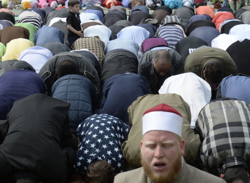 Muslimská modlitba na Letné.