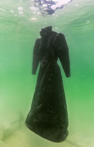 Pod vodou jako smuteční oděv.