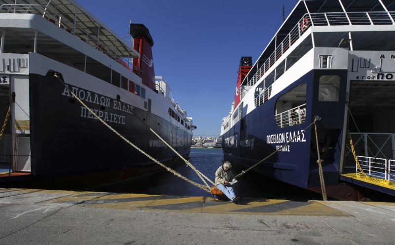 Lodě v řeckém přístavu Pireus. Lodě v řeckém přístavu Pireus.