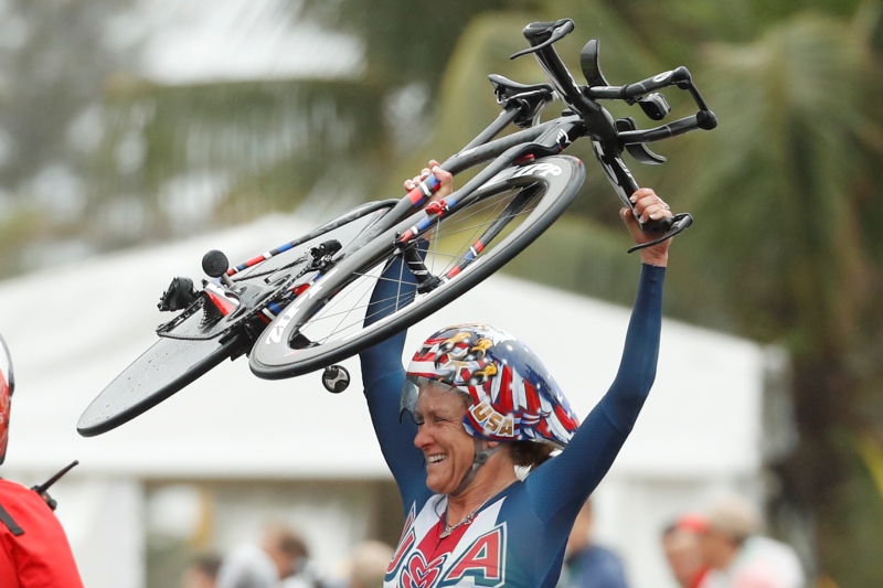 Olympijskou časovku cyklistek vyhrála potřetí za sebou Američanka Kristin Armstrongová. 