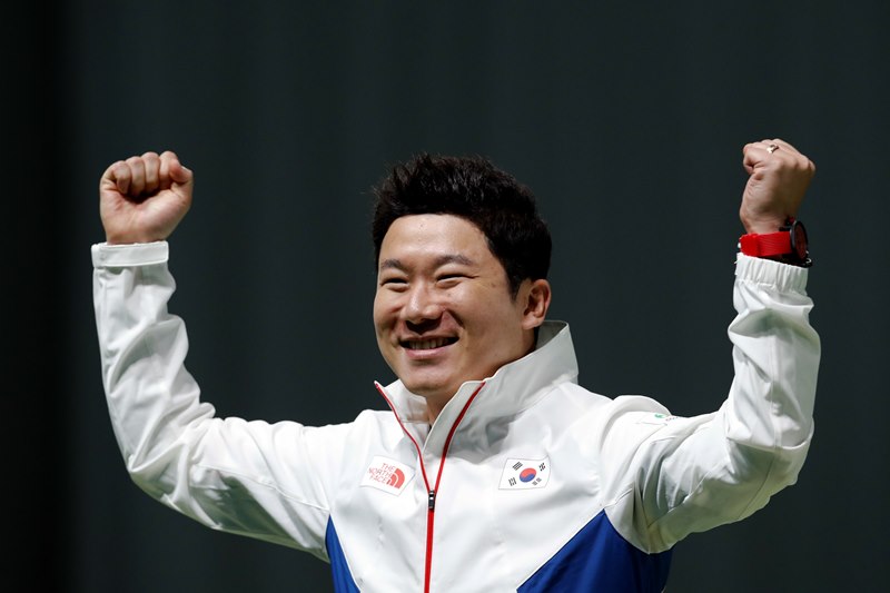 Světový rekordman Čing Čong-o z Koreje se potřetí za sebou stal olympijským vítězem ve střelbě z libovolné pistole. Světový rekordman Čing Čong-o z Koreje se potřetí za sebou stal olympijským vítězem ve střelbě z libovolné pistole.