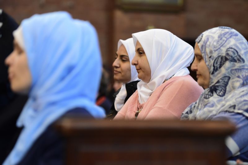 Muslimové a katolíci se sešli ke společné modlitbě před kostelem Nejsvětějšího Srdce Páně.