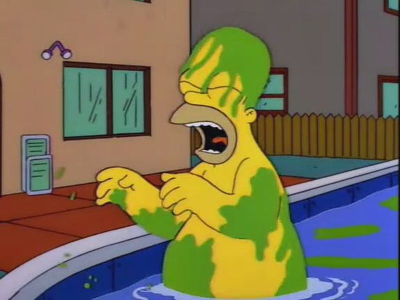 I Homer Simpson ví, že koupat se v zelené vodě není příjemné.