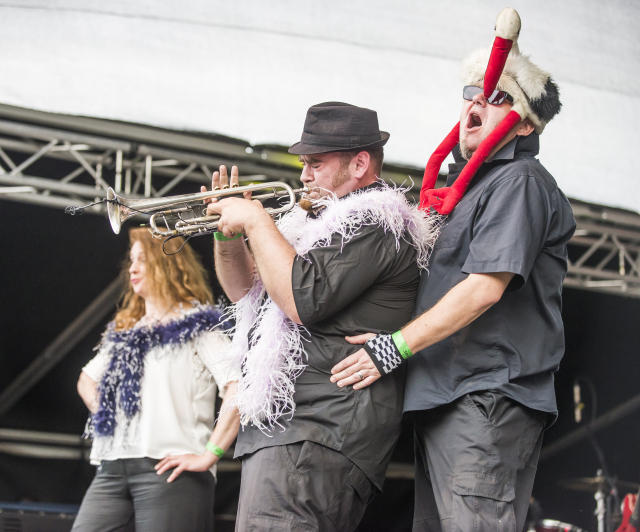 Kapela Sto zvířat na festivalu Mezi ploty. Kapela Sto zvířat na festivalu Mezi ploty.