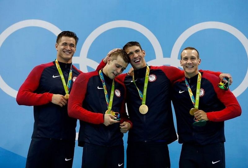 Američtí plavci v čele s Michaelem Phelpsem (uprostřed).