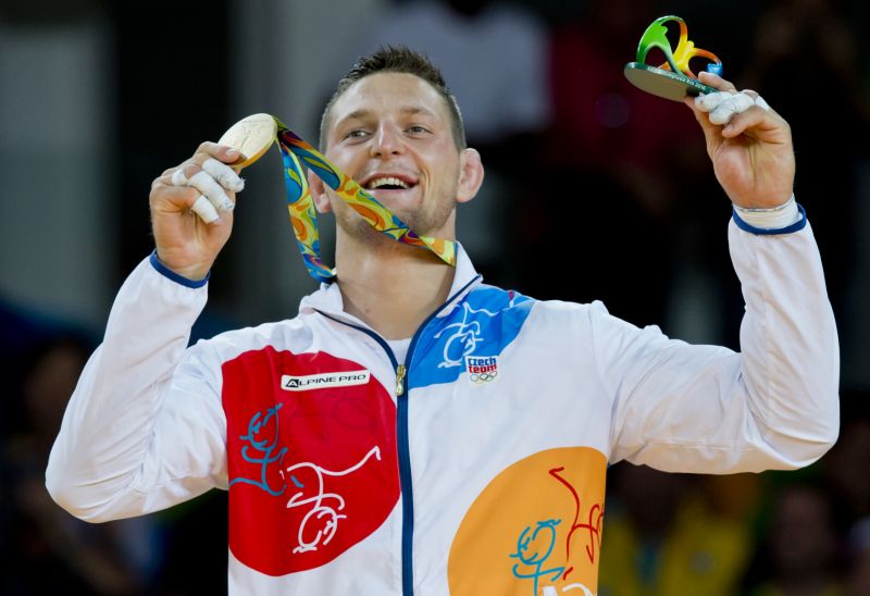 Lukáš Krpálek se zlatou olympijskou medailí.