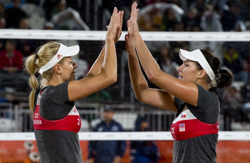 Plážové volejbalistky Markéta Sluková a Barbora Hermannová nepostoupily na olympijských hrách do osmifinále. 