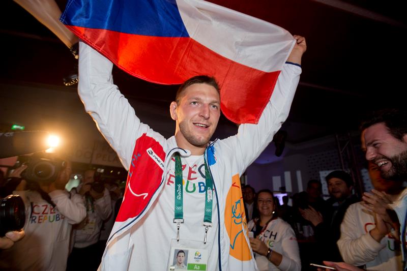 Lukáš Krpálek oslavuje olympijský triumf.