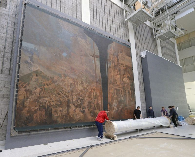 Instalace Slovanské epopeje na provizorním místě ve Veletržním paláci. Instalace Slovanské epopeje na provizorním místě ve Veletržním paláci.