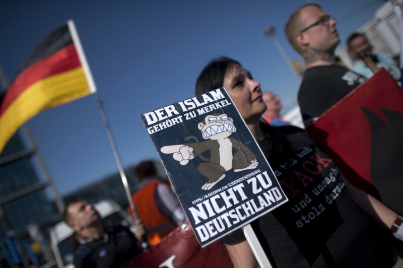 Demonstrace proti přijímání muslimských migrantů v Německu (ilustrační foto). Demonstrace proti přijímání muslimských migrantů v Německu (ilustrační foto).