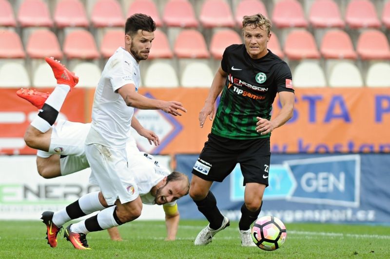 Plzeňský Michal Ďuriš (v bílem).