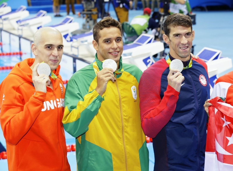 Obrázek, jak nejúspěšnější olympionik historie Michael Phelps stojí na jednom stupni vítězů s dalšími plaveckými giganty Chadem Le Closem a Lászlem Csehem, se zřejmě stane jedním z nejpamátnějších momentů olympijských her v Riu. 