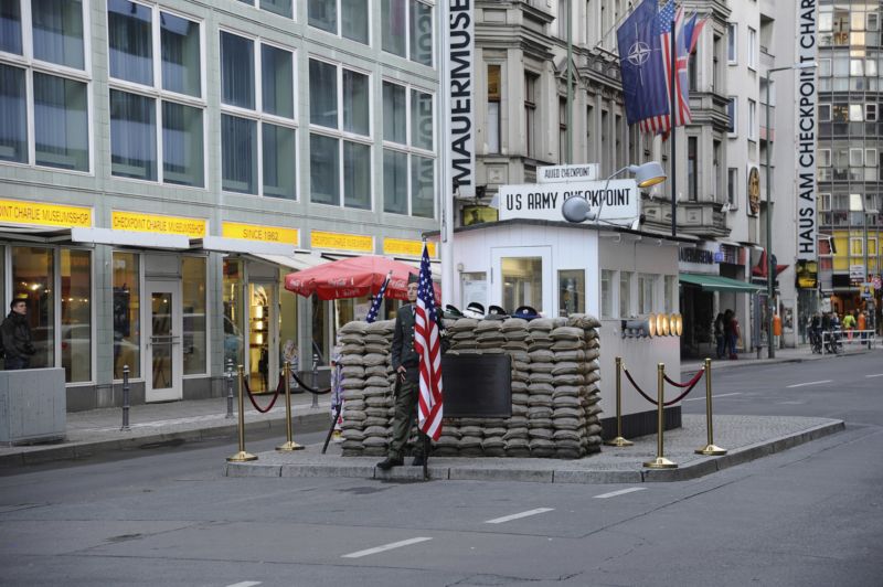 Slavný Checkpoint Charlie v Berlíně (ilustrační foto).