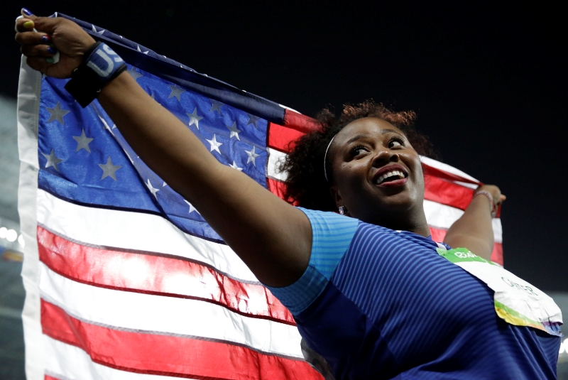 Americká reprezentantka ve vrhu koulí Michelle Carterová.