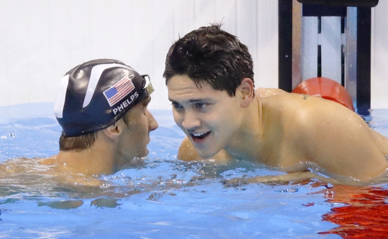 Michael Phelps (vlevo) a Joseph Schooling.