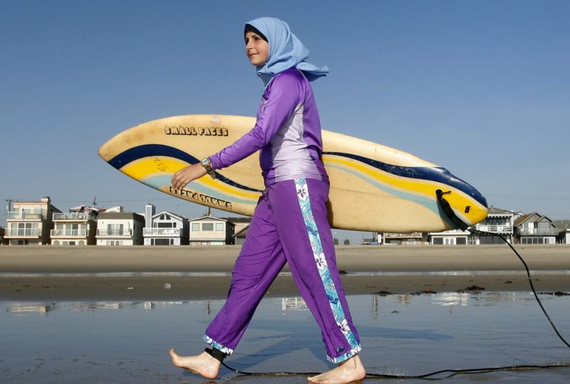 Burkiny nosí například muslimská dívka Sama Warehová.