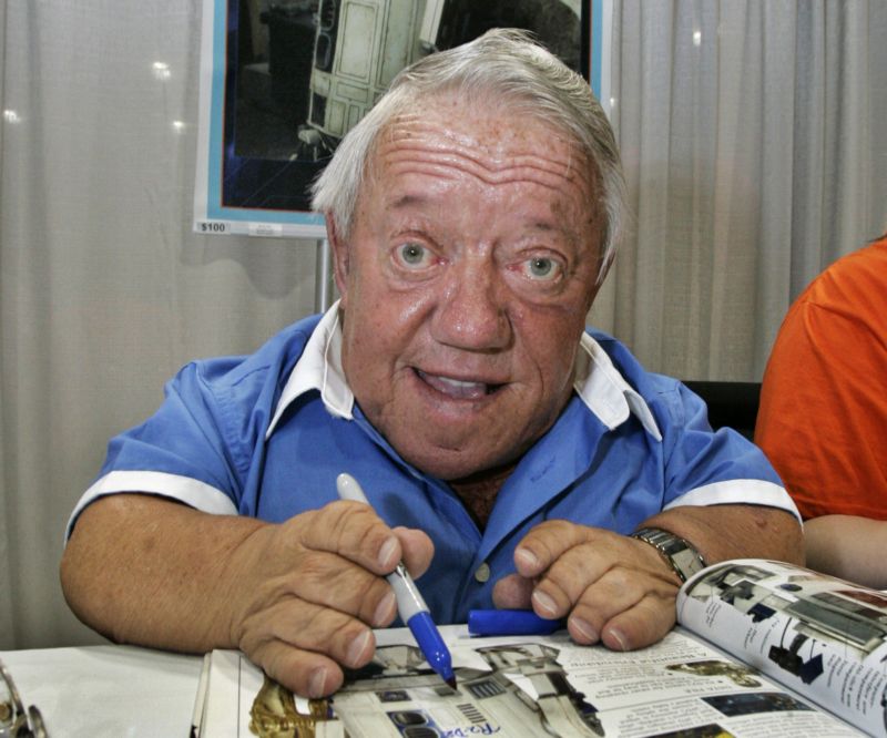 Britský herec Kenny Baker zemřel ve věku 81 let.