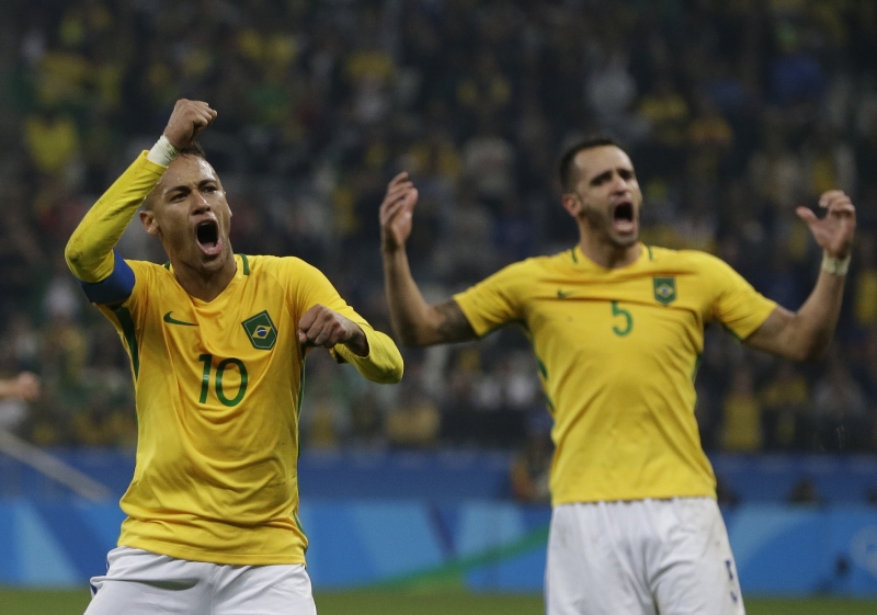 Brazilec Neymar slaví vstřelenou branku.