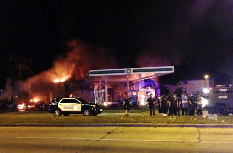 Hlasité protesty se v americkém Milwaukee zvrhly ve vlnu násilí. Jedna z čerpacích stanic ve městě skončila v plamenech, stejně jako několik obchodů.