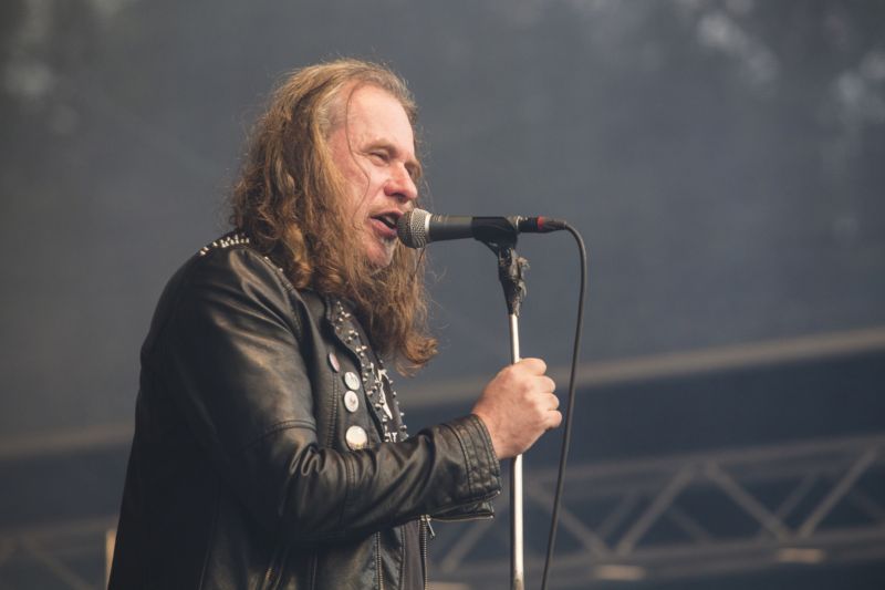 Na hudebním festivali Hrady CZ vystoupila i legendární kapela Visací zámky. Na snímku zpěvák slavné punkové formace Jan Haubert. Na hudebním festivali Hrady CZ vystoupila i legendární kapela Visací zámky. Na snímku zpěvák slavné punkové formace Jan Haubert.