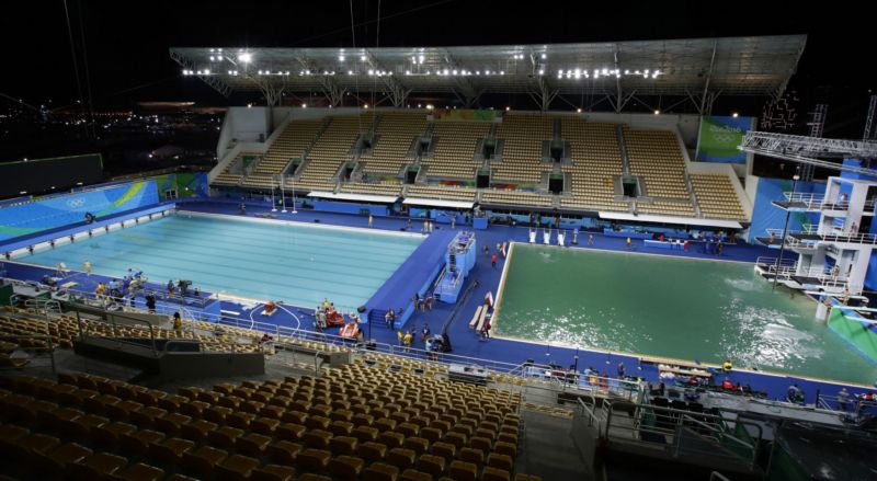 Kontrast bazénů v olympijském Rio de Janeiro. Kontrast bazénů v olympijském Rio de Janeiro.