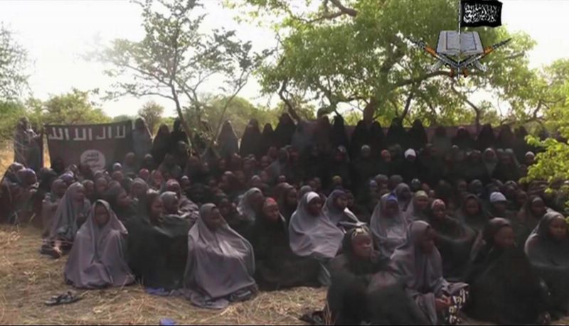 Radikálové z Boko Haram zveřejnili na YouTube jedenáctiminutové video se školačkami, které radikálové unesli loni v dubnu.