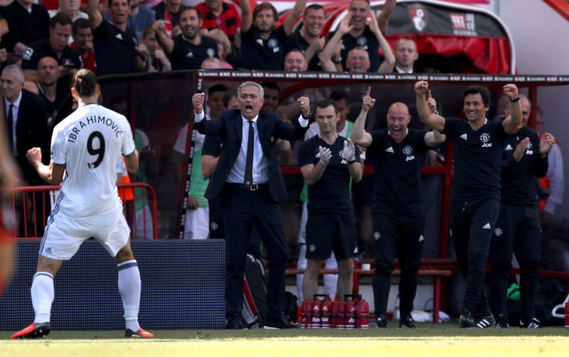 Zlatan Ibrahimovič slaví premiérový ligový gól za Manchester.