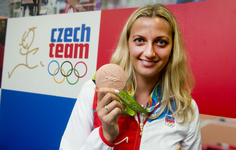 Tenistka Petra Kvitová pózuje s bronzovou medailí.