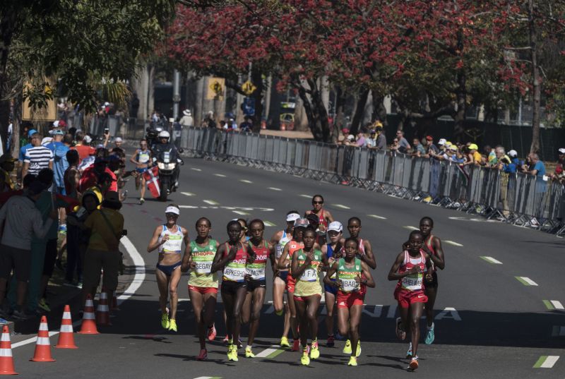 Maratonské běžkyně na olympijské trati.