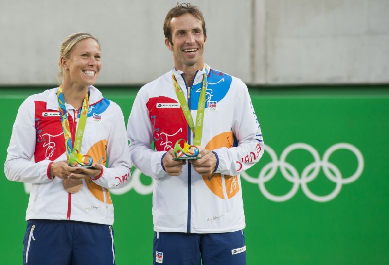 Lucie Hradecká a Radek Štěpánek se svými  bronzovými olympijskými medailemi.