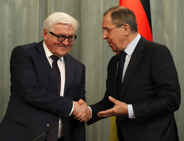 Německý ministr zahraničí Frank-Walter Steinmeier (vlevo) a jeho ruský protějšek Sergej Lavrov. Rusko-německé vztahy podle Lavrova procházejí nejkomplikovanějším obdobím od sjednocení Německa. Německý ministr zahraničí Frank-Walter Steinmeier (vlevo) a jeho ruský protějšek Sergej Lavrov. Rusko-německé vztahy podle Lavrova procházejí nejkomplikovanějším obdobím od sjednocení Německa.