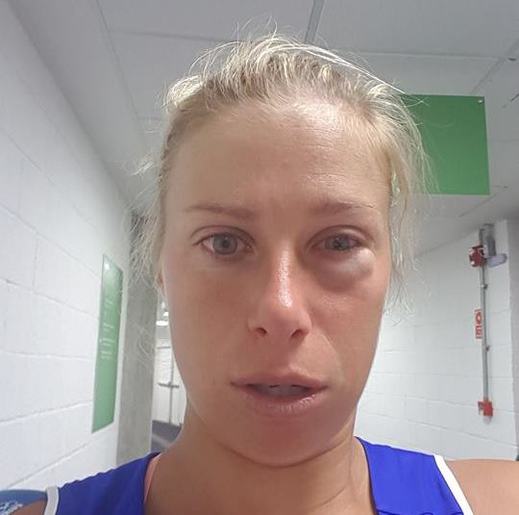 Andrea Hlaváčková a její "památka" na olympiádu.